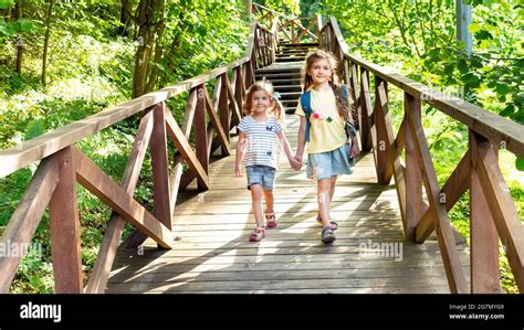 Tour Des Enfants Banque De Photographies Et Dimages Haute R Solution