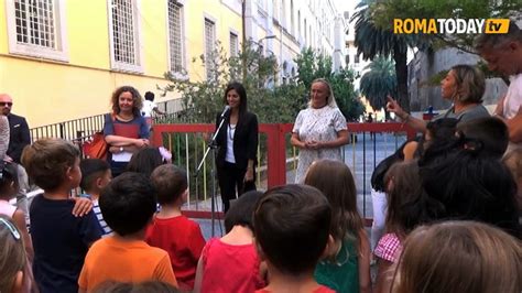 Al Via Lanno Scolastico La Sindaca Raggi Visita La Scuola San Donato