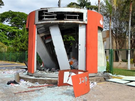 G1 Grupo explode caixa eletrônico que fica em frente à Câmara de