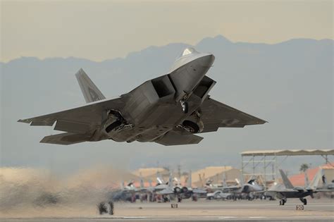 Modernização de caças F 22 Raptor deve custar US 1 7 bilhão