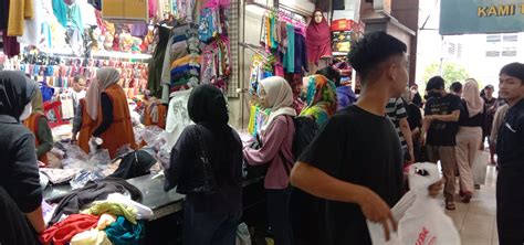 Pasar Baru Bandung Dipadati Masyarakat Yang Belanja Baju Lebaran