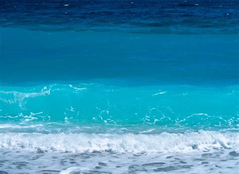 Lindas Ondas De Espuma Em Um Dia Ensolarado No Mar Egeu Na Ilha Na