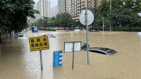 特大暴雨袭击广西，南宁多条道路水深齐胸