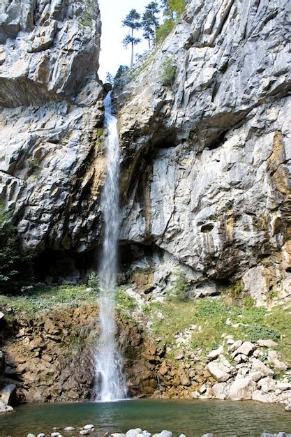 Disparo Vertical De Una Hermosa Cascada Que Corre Por Un Acantilado