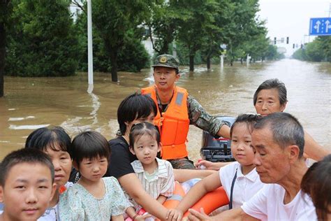 武警河北总队官兵紧急驰援涿州转移搜救被困群众救援进行孕妇