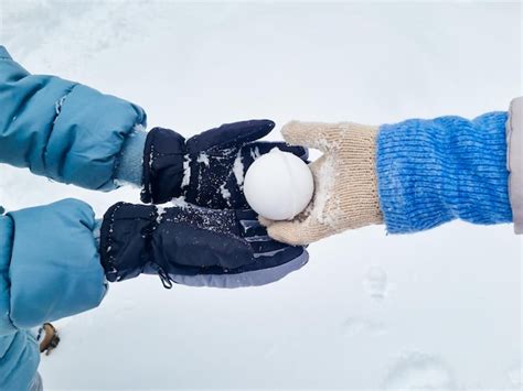 Una Mujer Le Da A Un Ni O Una M Quina Para Hacer Bolas De Nieve Foto