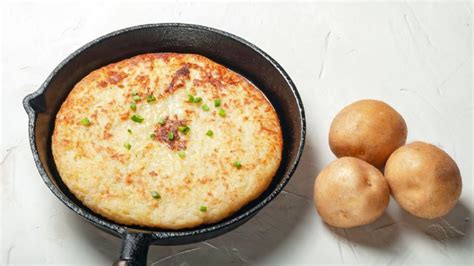 Así se prepara una deliciosa tortilla de patatas y beicon en minutos