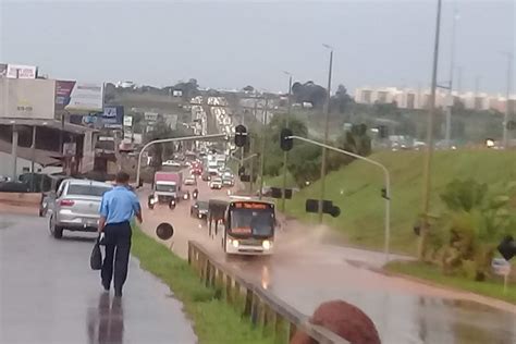 Chuva forte causa acidentes alaga vias e trava trânsito na EPTG