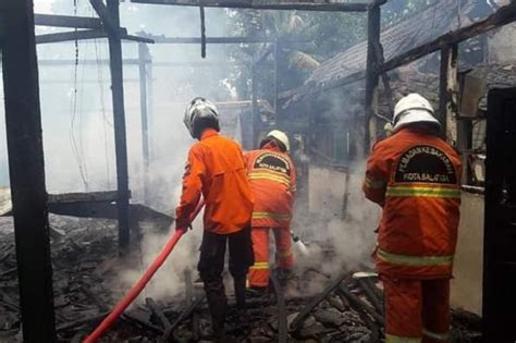 Diduga Korsleting Listrik Rumah Warga Pabelan Semarang Ludes Terbakar