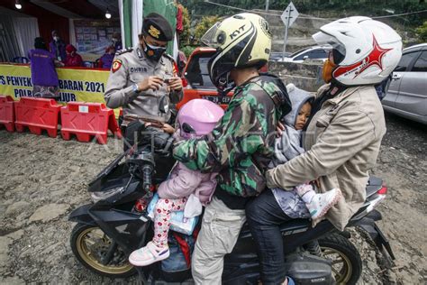 PENYEKATAN KENDARAAN PEMUDIK DI PERBATASAN CIANJUR BOGOR ANTARA Foto