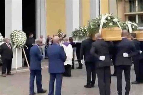 Paderno Dugnano Lacrime E Commozione Per I Funerali Della Famiglia