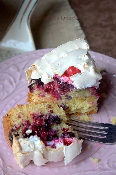 Gâteau moelleux aux fruits rouges et sa meringue craquante