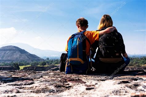 Pareja Admirando Una Vista Mientras Visita Las Pir Mides De Teotihuac N