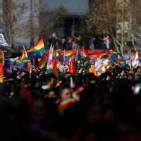 Enfrentamiento Entre El PC Y El Movilh En Marcha Del Orgullo La Tercera