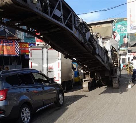 Mesin Pengeruk Aspal Mogok Ditengah Jalan Macet Panjang Mengular Di