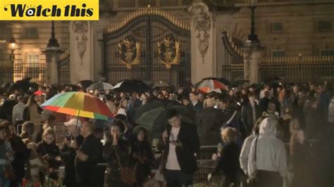 英国女王伊丽莎白二世去世：英国降半旗 民众冒雨在白金汉宫外哀悼腾讯视频