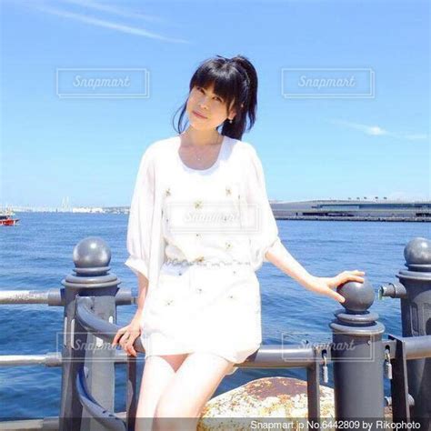 海の前で微笑む黒髪の女性の写真・画像素材 6442809 Snapmart（スナップマート）