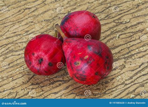 Salto De Pera Vermelha Madura Foto De Stock Imagem De Doce Frescor