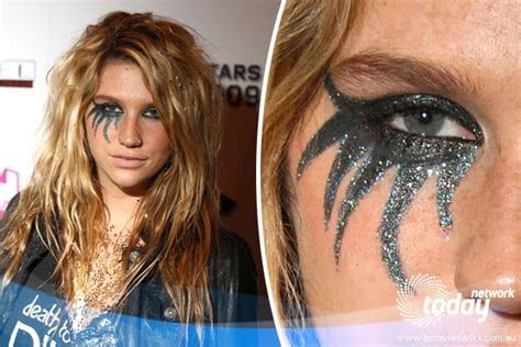 Keshas Eye Makeup Is So Unique Maquiagem Rock Maquiagem De Estrela