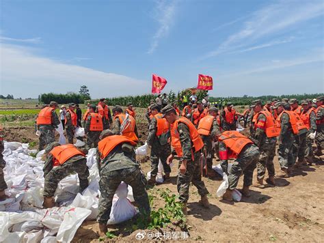 湖南岳阳华容县钱团间堤堤坝发生管涌险情 武警官兵紧急驰援 荆楚网 湖北日报网