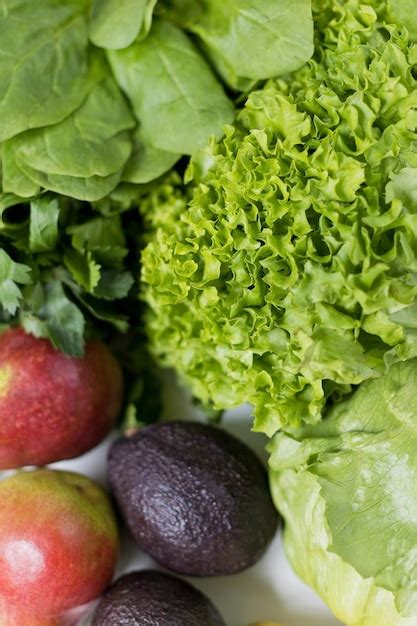 Mix De Ensalada De Lechugas Y Frutas Variadas Foto Premium