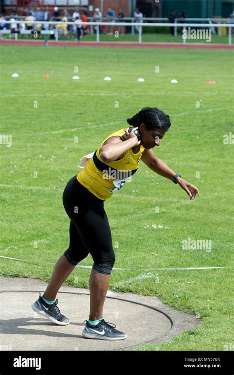 Shot put women fotografías e imágenes de alta resolución Alamy