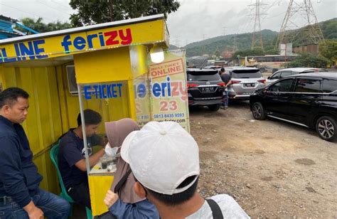 SINDO Hi Lite Ratusan Kendaraan Pribadi Terjebak Macet Hingga 3 Km Di