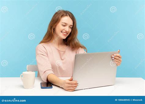 Belle Femme Avec Le Sourire De Charme à L écran D ordinateur Portable