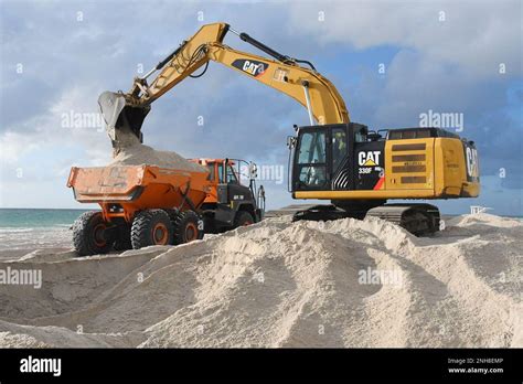 Ein Bagger Befindet Sich Hoch Oben Auf Einem Gro En Haufen Sandstrand