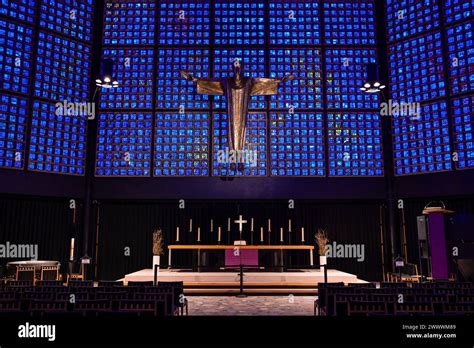 Kruzifix Und Altar Kaiser Wilhelm Ged Chtniskirche Neue Kirche Von