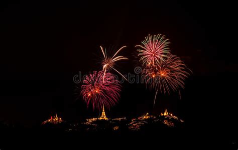 Fuochi D Artificio Brillantemente Variopinti E Saluto Di Vari Colori In