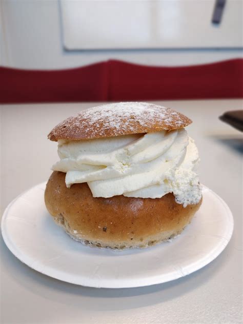 Finally, it is here! Fettisdagen!!! Time for the first semla of the day ...