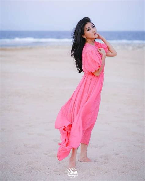 Hot Sexy Sarwendah Tan Bikini Pics