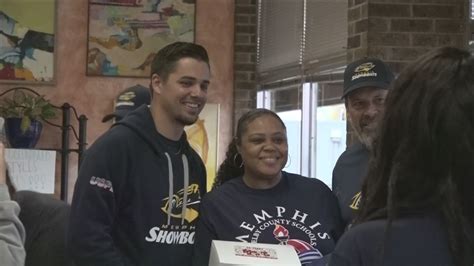 Memphis Showboats Meet Fans At Gibsons Donuts