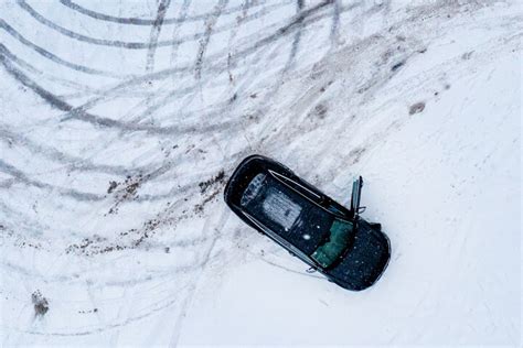 Pech Gehabt Krimineller Verr T Sich Durch Schnee Spuren Und Wird