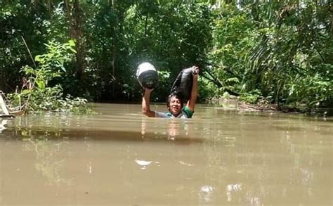 Professor percorre 30 Km e atravessa igarapé para imprimir atividades