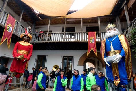 Los Reyes Magos Gigantes Visitaron El Hospitalillo En V Speras De La