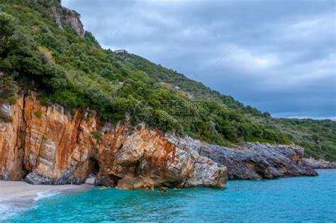 洛基山坡上别墅海边有一座天然石拱门位于海岸的落基森林RockyForestShoorthoftheSea欧洲假期高清图片下载 正版图片