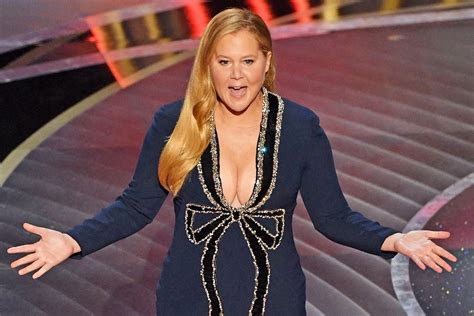 Amy Schumer Shares Raunchy Joke She Wasnt Allowed To Tell At Oscars