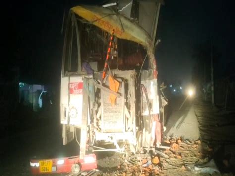 A Horrific Collision Between A Roadways Bus And A Parked Tractor Trolley खड़ी ट्रैक्टर ट्रॉली