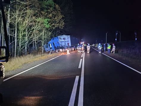 Czołowe zderzenia auta osobowego z ciężarówką 36 latek zginął na