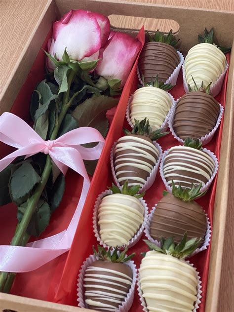 Fresas De Chocolate Con Leche Y Chocolate Blanco Con Rosas Naturales