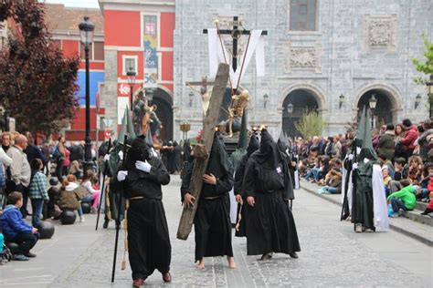 34 Viernes Santo Procesión del Santo Entierro y Lignum Crucis