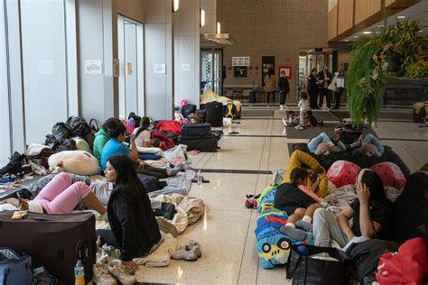 Inmigrantes Duermen En Aeropuertos Y Estaciones Policiales En Chicago