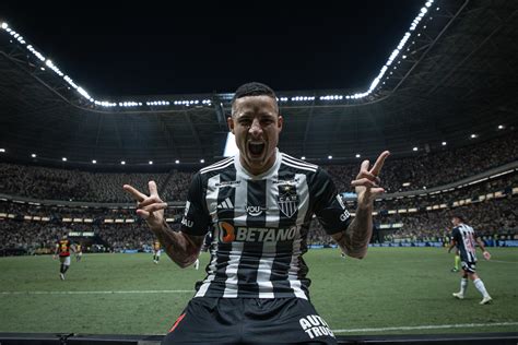 Guilherme Arana Completa 200 Jogos Pelo Galo FalaGalo