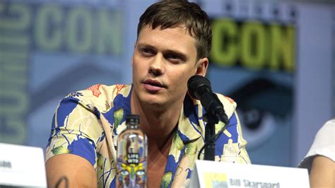 Revelan las primeras imágenes de Bill Skarsgård como El cuervo en la