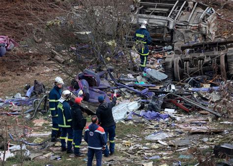 Descomunal choque frontal de dos trenes dejó 36 muertos y 85 heridos en