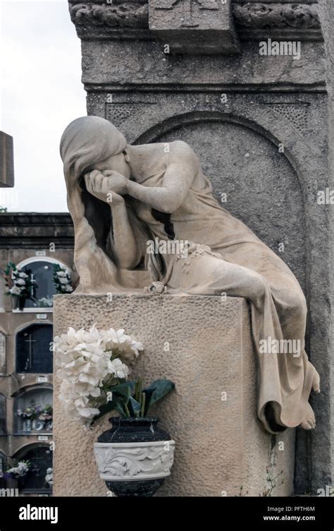 Arquitectura De Tumbas Sepulcrales Fotografías E Imágenes De Alta