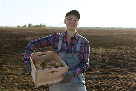 Feliz E Sorridente Agricultor Ou Jardineiro De Batata Caucasiana