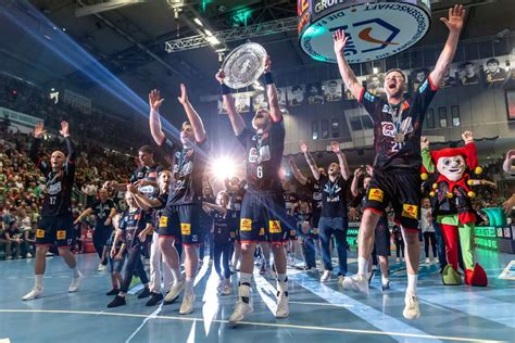 Handball Meisterschaft Sc Magdeburg Feiert Triple Mit Seinen Fans